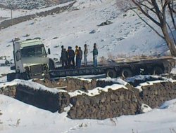 Ağrı'da TIR şarampole yuvarlandı