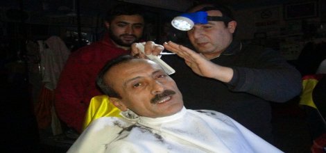 Kızıltepe'de Berberler Madenci Feneriyle Müşterileri Traş Ediyor!