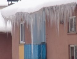 Çatılardaki buz sarkıtları tehlike saçıyor