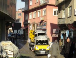 Bitlis’te iki posta aracı ateşe verilerek yakıldı