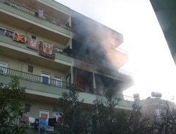 Anne yangında çocuklarını son anda kurtardı