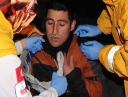 Sıkıştırılan motosiklet kamyonete çarptı:1 yaralı