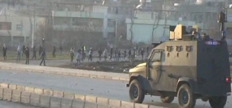 PKK'liler gösteride çocuklara zorla taş attırmış!