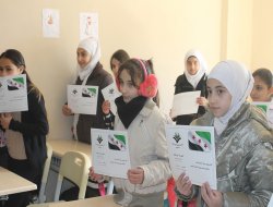 Suriyeli öğrenciler de karne sevincini yaşadı