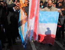 Vanlılardan peygambere hakarete sert tepki