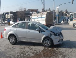 Otomobil İtfaiye aracına çarptı