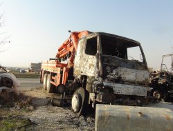 Nusaybin’de kamyon ile vinç kundaklandı