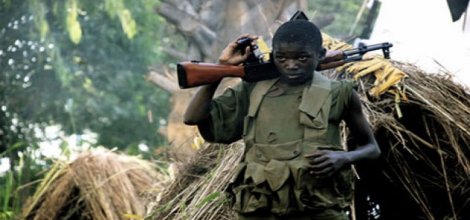 Orta Afrika'da bisküvi fiyatına el bombası satılıyor