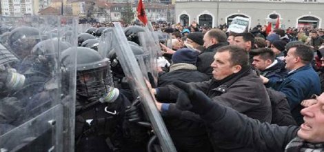 Kosova'da proteso çatışmaya dönüştü: 110 yaralı