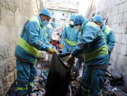 Gaziantep’te bir evden 2 kamyon çöp çıktı