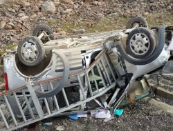 Köprü bariyerine çarparak devrildi: 4 yaralı