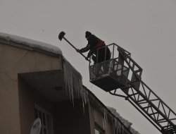 Muş'ta buz sarkıtları itfaiye ekipleri tarafından temizleniyor