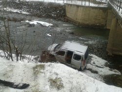 Bingöl’de otomobil dereye uçtu: 3 yaralı