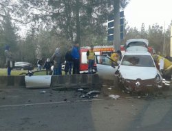 Otomobil kaldırıma çarptı: 2 kişi hayatını kaybetti