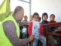 Yar-Der’den Suriyeli öğrencilere kırtasiye yardımı