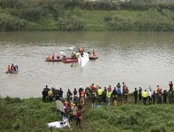 Köprüye çarpan uçak nehre indi