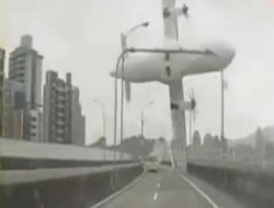 Tayvan'da uçağının düşme anı kameralarda!