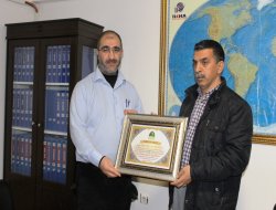 Peygamber Sevdalıları Platformu’ndan İLKHA’ya plaket