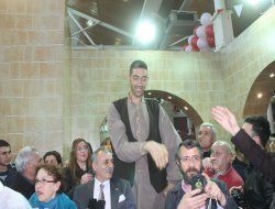 Mardin'i dünyanın en uzun adamı tanıtıyor