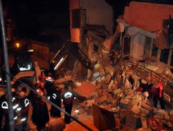 Mersin’de 2 katlı bina çöktü:5 yaralı (YENİLENDİ)