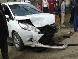 Çocuğa çarpmamak için iki araca çarptı