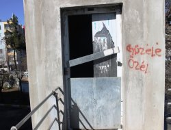 Üstgeçitlere yapılan asansörler çürümeye terk edildi