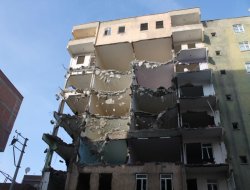Diyarbakır’da kolonları patlayan apartman yıkıldı