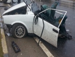 Direğe çarpan otomobil ikiye bölündü:2 yaralı