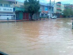 Batman'da sağanak yağmur sokakları göle çevirdi