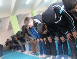 Her okula bir mescit