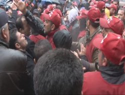 İşten çıkarılan işçiler ile polis arasında arbede