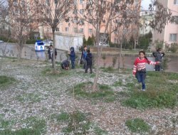 Şanlıurfa’da yağan dolu çocukları sevindirdi