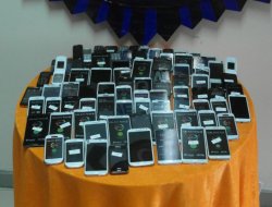 Mersin’de kaçak telefon ve uyuşturucu baskını