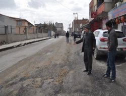 Belediyenin topladığı tezeklerin yollara düşmesi tepkilere neden oldu