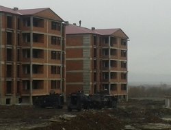 Cinayet zanlısı çıktığı inşaatın çatısından indirilemiyor