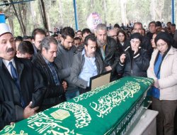 Yakılarak öldürülen genç kız toprağa verildi