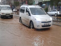 10 dakikalık yağmur caddeyi göle çevirdi