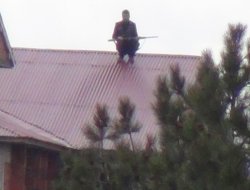 Çatıya çıkan cinayet zanlısının intihar ettiği iddia edildi