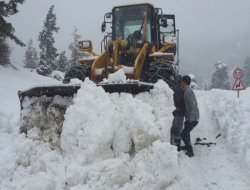 Adana’da karla kaplı yollar açılıyor