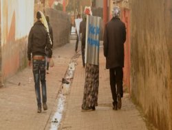 Daha neler göreceğiz! Etekle ev bastılar