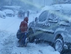 İstanbul’da yoğun kar yağışı yaşamı etkiliyor