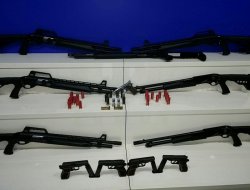 Adana’da 2 araçta çok sayıda silah yakalandı