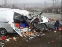 Lastiği patlayan minibüs takla attı: 2 yaralı