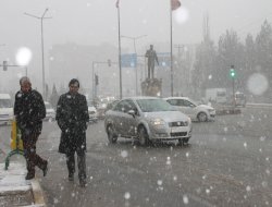 Mardinliler güne kar yağışıyla uyandı