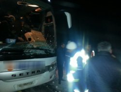 Buzlama nedeniyle yolcu otobüsü kaza geçirdi