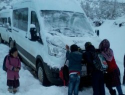 4 kilometrelik karlı yolu yürüyerek okula gidiyorlar