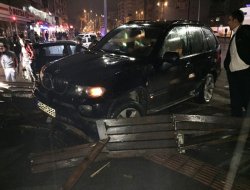 Batman’da Jeep aydınlatma direğine çarptı: bir yaralı