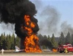 Uçak otobüse çarptı: 10 ölü