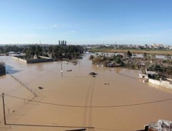Siyonist İsrail barajları Gazze yönüne boşalttı evleri su bastı