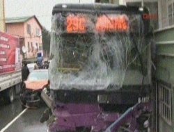 İstanbul'da Halk otobüsü kalabalığın arasına daldı: 2 ölü, 8 yaralı